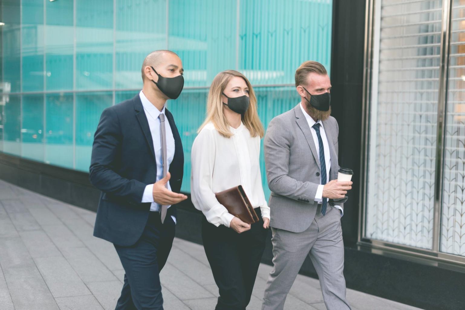 Planification financière réfléchie avec documents et analyses