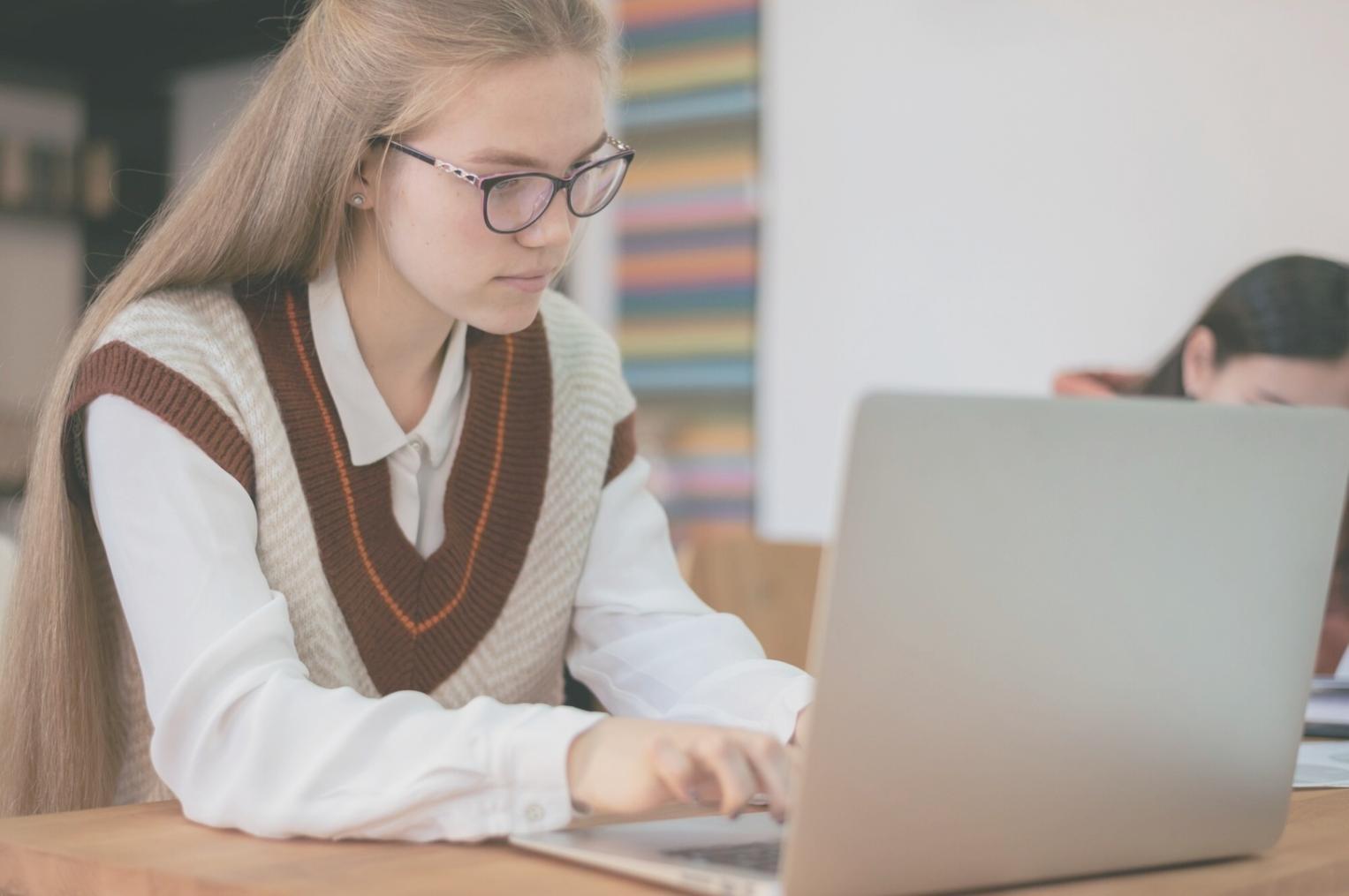 Espace de travail calme avec vue sur un environnement apaisant